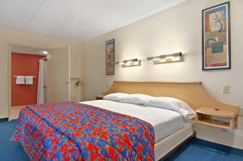 Microtel Inn By Wyndham Louisville East Room photo